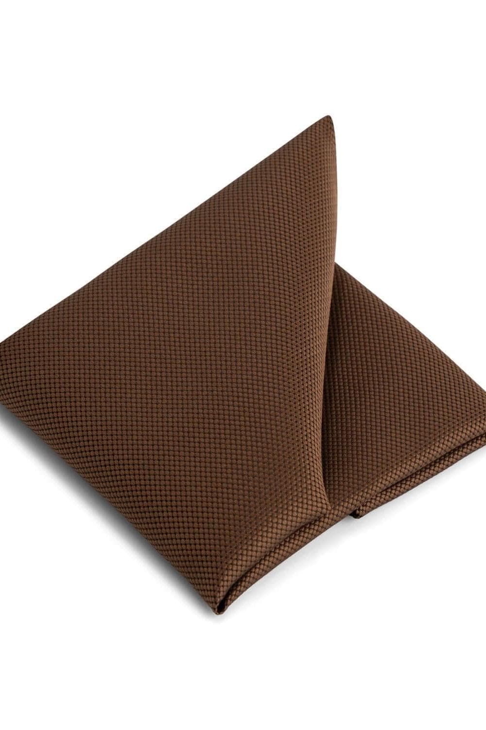 Pochet bruin, een kreuktbestendige, vormvaste en onderhoudsvriendelijke bruine accessoire.